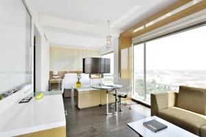 Renaissance Lucknow Hotel, Gomti Nagar的电视和/或娱乐中心
