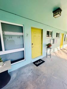 eine gelbe Tür in einem Zimmer mit Fenster in der Unterkunft 2 min walk to beach & free parking Lauderdale 21-2 in Fort Lauderdale