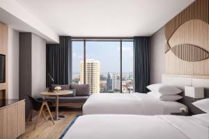 Postel nebo postele na pokoji v ubytování Courtyard by Marriott Phnom Penh