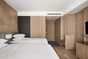 Postel nebo postele na pokoji v ubytování Courtyard by Marriott Phnom Penh
