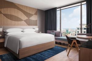 Postel nebo postele na pokoji v ubytování Courtyard by Marriott Phnom Penh