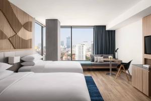Postel nebo postele na pokoji v ubytování Courtyard by Marriott Phnom Penh