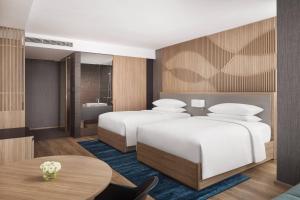 Postel nebo postele na pokoji v ubytování Courtyard by Marriott Phnom Penh