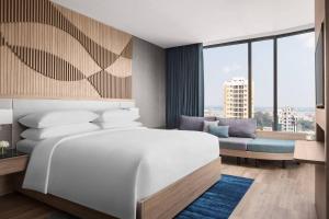 Postel nebo postele na pokoji v ubytování Courtyard by Marriott Phnom Penh