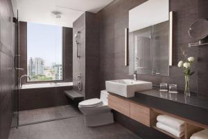 Koupelna v ubytování Courtyard by Marriott Phnom Penh