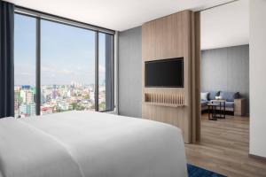 Postel nebo postele na pokoji v ubytování Courtyard by Marriott Phnom Penh