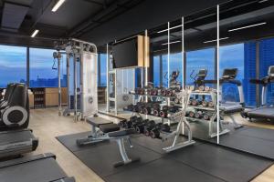 Fitness centrum a/nebo fitness zařízení v ubytování Courtyard by Marriott Phnom Penh