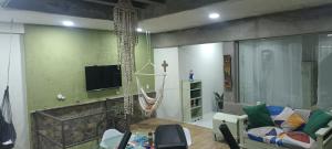 ein Wohnzimmer mit einer Hängematte, die an einer Wand hängt in der Unterkunft Departamento y Alberca privada in Yelateni