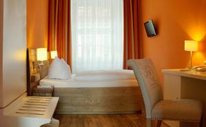 Postel nebo postele na pokoji v ubytování Hotel Am Obermarkt