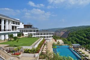 Bazén v ubytování Courtyard by Marriott Mahabaleshwar nebo v jeho okolí