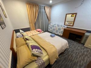 Katil atau katil-katil dalam bilik di Riverview Vintage Home 8pax Kuching