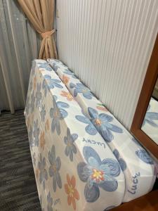 Katil atau katil-katil dalam bilik di Riverview Vintage Home 8pax Kuching