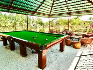 Biliár nebo kulečník v ubytování Radha Kunj Resort Pushkar