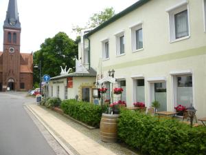 un edificio en una calle con una iglesia en Kaisers Eck Ferienwohnung en Ahlbeck