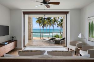 TV a/nebo společenská místnost v ubytování Dorado Beach, a Ritz-Carlton Reserve
