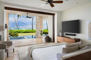 TV a/nebo společenská místnost v ubytování Dorado Beach, a Ritz-Carlton Reserve
