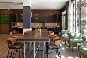 a restaurant with a long table and chairs at Courtyard by Marriott Fresno Clovis in Clovis