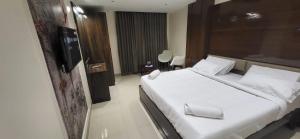 Postel nebo postele na pokoji v ubytování Model Grand Inn