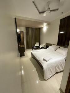 Postel nebo postele na pokoji v ubytování Model Grand Inn