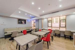 a classroom with tables and chairs and a whiteboard at Borrman Hotel Zhanjiang Jinshawan Chikan Republic of China Style Street in Tchia-k'am