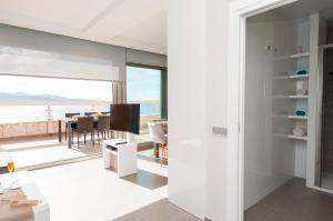 sala de estar con vistas al océano en Apartment Las Canteras Nautilus 8D, en Las Palmas de Gran Canaria