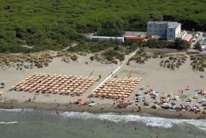 Luftaufnahme eines Strandes mit einer Menschenmenge in der Unterkunft Hotel Belmare in Marina di Grosseto + 18 Fotos