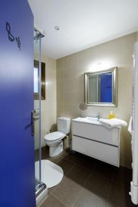 ein Bad mit einem WC und einem Waschbecken in der Unterkunft Apartamento Escapada in Andorra la Vella