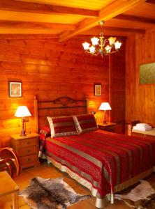 A bed or beds in a room at Casa Rural O Carreiro