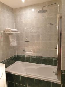 un bagno con vasca e doccia in vetro di le Mas des Cigales a Tourrettes-sur-Loup Altre 46 foto