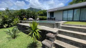 une maison avec une piscine et un jardin dans l'établissement Un Havre de Paix Entre Mer et Montagne à L'ile Maurice!, à Petite Case Noyale