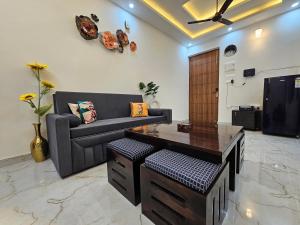 Χώρος καθιστικού στο 1 BHK Apartment in Dehradun with Mussoorie Mountain View - Buddy Mountain Escape