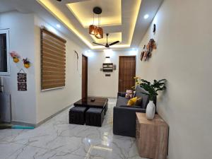 Χώρος καθιστικού στο 1 BHK Apartment in Dehradun with Mussoorie Mountain View - Buddy Mountain Escape
