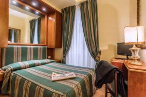 Postel nebo postele na pokoji v ubytování Raeli Hotel Lazio