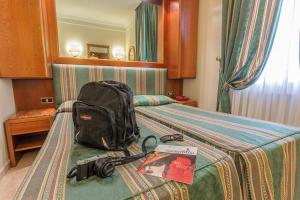Postel nebo postele na pokoji v ubytování Raeli Hotel Lazio