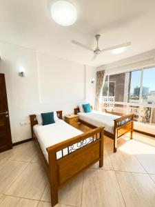 Una cama o camas en una habitación de LuxeSeaView PENTHOUSE-NYALI 18 fotos más