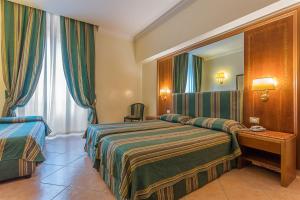 Postel nebo postele na pokoji v ubytování Raeli Hotel Lazio