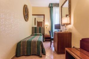 Postel nebo postele na pokoji v ubytování Raeli Hotel Lazio