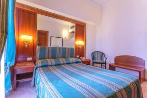 Postel nebo postele na pokoji v ubytování Raeli Hotel Lazio