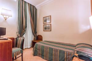 TV a/nebo společenská místnost v ubytování Raeli Hotel Lazio