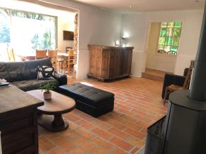 Posedenie v ubytovaní Superbe bergerie en cœur de foret avec piscine privée lac rivière cascades