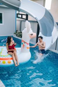 Bazén v ubytování บ้านบลูสกาย POOL VILLA Cha-am nebo v jeho okolí