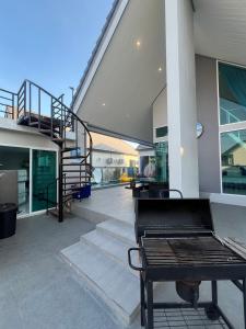 Balkón nebo terasa v ubytování บ้านบลูสกาย POOL VILLA Cha-am + 16 fotografií