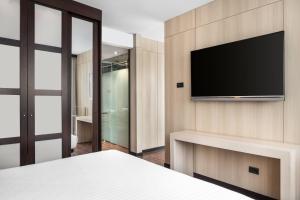 TV a/nebo společenská místnost v ubytování AC Hotel Firenze by Marriott