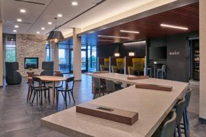 Restaurace v ubytování Courtyard by Marriott Petoskey at Victories Square