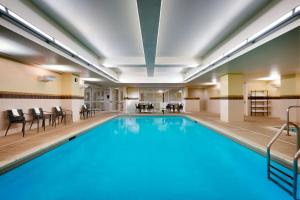 a large pool with blue water in a hotel room at Courtyard Lincoln Downtown in Lincoln