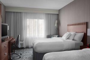 Televízia a/alebo spoločenská miestnosť v ubytovaní Courtyard by Marriott Fishkill