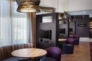 Televízia a/alebo spoločenská miestnosť v ubytovaní Courtyard by Marriott Fishkill