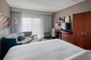 Televízia a/alebo spoločenská miestnosť v ubytovaní Courtyard by Marriott Fishkill