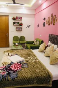 ノイダにあるHome stay a beautiful placeのピンクの壁のベッドルーム1室(ベッド1台、椅子付) +12枚の写真
