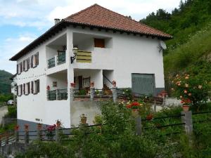 a white house with a fence in front of it at Casa Rural Mantxoalorra in Ochagavía